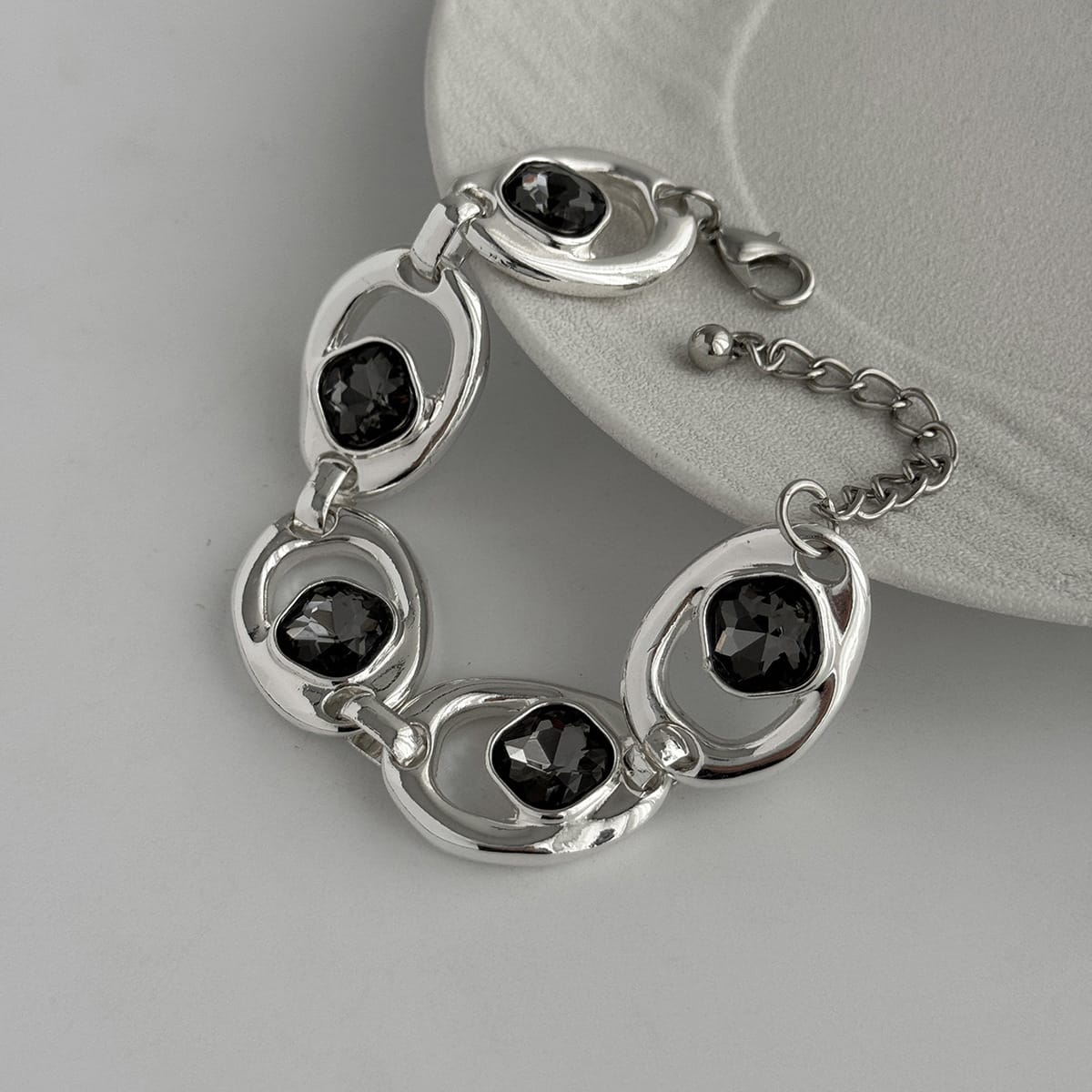 1b64945b-2aa5-4111-9872-cf55ab4cbff1.jpg Cool Minimalist Instagram-style Oval Hollowed-out Cubic Zirconia Bracelet - Image 4